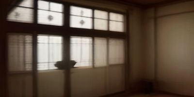 政务办公室环境中工作人员使用国产操系统处理文档，屏幕上显示WPS文字编辑界面，明亮整洁的办公氛围