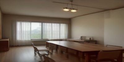 教育机构学生在国产操系统电脑上学习编程课程，教室整洁明亮，多台电脑整齐排列，学习氛围浓厚